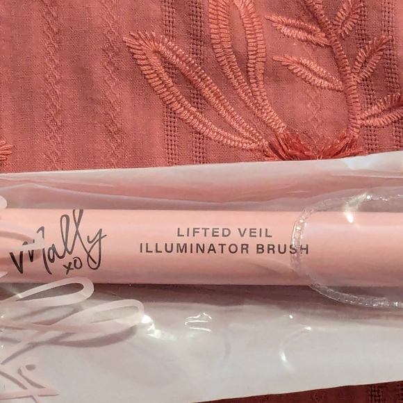 Viel Brush Mally XO Lifted Veil Illuminator Brush - New In Package - Picture 3 of 3